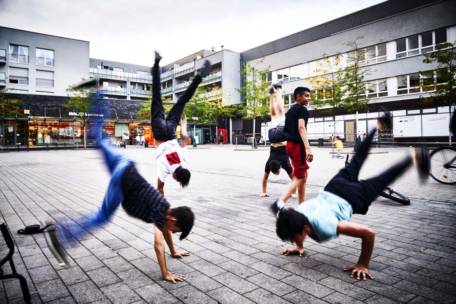 Muhammad und seine Kumpels geben eine Performance auf dem Markt